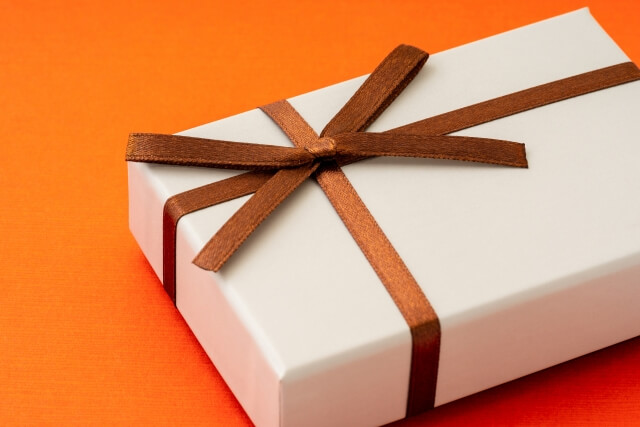 贈る相手に合わせた図柄と名入れの選び方